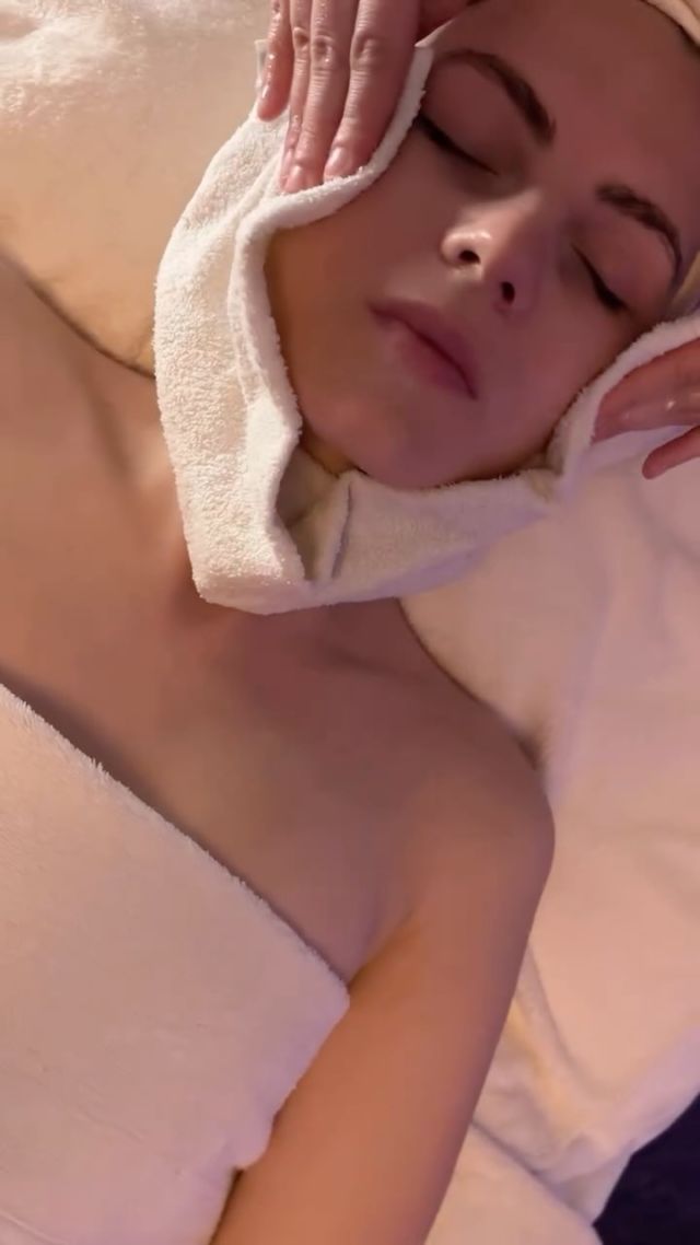 ✨💆🏼‍♀️NOUVEAUTÉ💆🏼‍♀️✨

🌹Le Soin d’Excellence Secret de Sothys:
Une expérience sensorielle unique et luxueuse, conçue pour sublimer votre peau et vous offrir un véritable moment d’évasion.

✨Au programme ?
Une combinaison d’actifs précieux, de gestuelles expertes et de textures envoûtantes pour une peau visiblement régénérée, repulpée et éclatante.

💆🏼‍♀️Ce soin d’exception est bien plus qu’un soin visage : c’est un rituel complet de bien-être, où le temps s’arrête pour laisser place à la beauté.

🌹Offrez-vous ce que votre peau mérite de mieux.

🧖‍♀️—>Votre réservation au :
• 01.60.70.81.59

🧖‍♀️—>Sur notre site internet : 
• oiafontainebleau.com

Ou

🧖‍♀️—> Sur notre lien en bio😉

🌞À bientôt chez Oïa Beauté Fontainebleau 🌿

#sothys #soinvisage #relaxation #oiabeaute #fontainebleau #fontainebleautourisme #oiafontainebleau #commercedefontainebleau #chateaudefontainebleau
