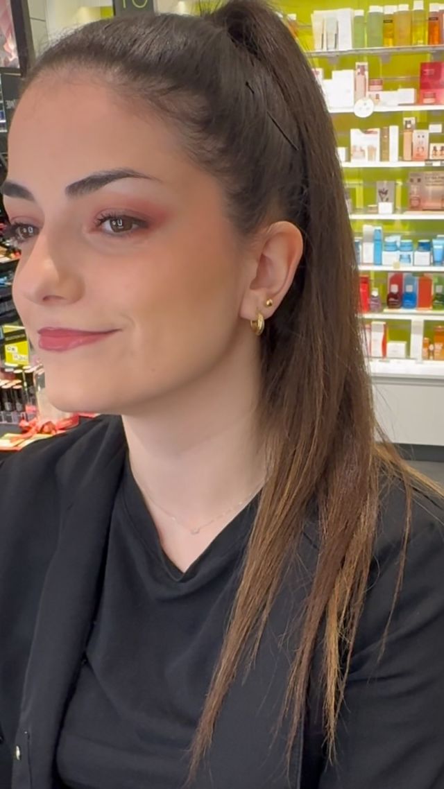 Nouveautés côté maquillage !

Retrouvez le maquillage Yves Saint Laurent dans votre parfumerie Oïa Beauté Fontainebleau 🤩

Exemple en image d’un maquillage réalisé exclusivement avec la marque Yves Saint Laurent sur notre belle Tiffanie ! 

Produits utilisés :
-Fond de teint All hours 
-Touche éclat enlumineur regard 
-Palette yeux Medina glow 
-Blush liquide Make me Blush 
-All Hours hyper bronze 
-Loveshine Plumping Lip oil 8

N’attendez plus pour découvrir les nouveautés ou bien re-découvrir les grandes références de la marque en magasin 💄

#yvessaintlaurent #maquillage #makeupysl #fontainebleau